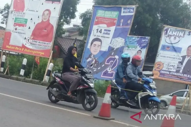 Duh, Bawaslu Karawang Catat 13.598 Alat Peraga Kampanye Melanggar