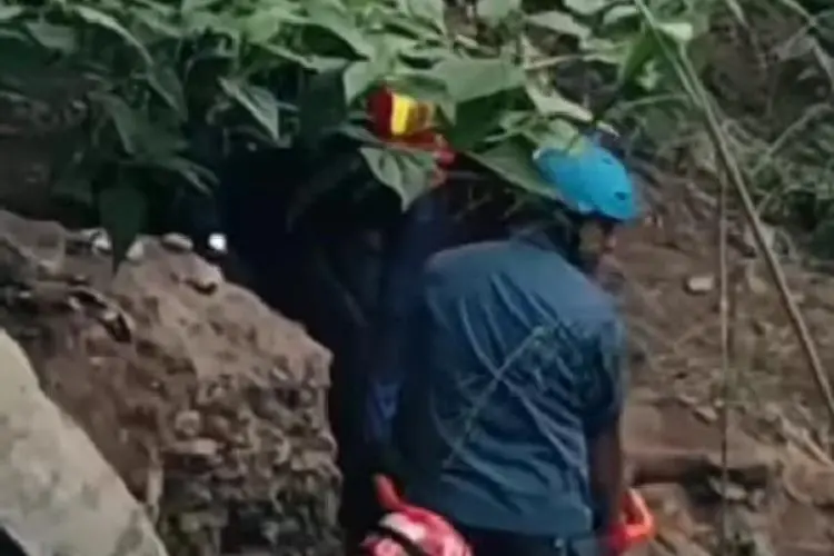 Sopir Mobil Pickup Nekat Terjun ke Jurang Gegara Dikejar Debt Collector