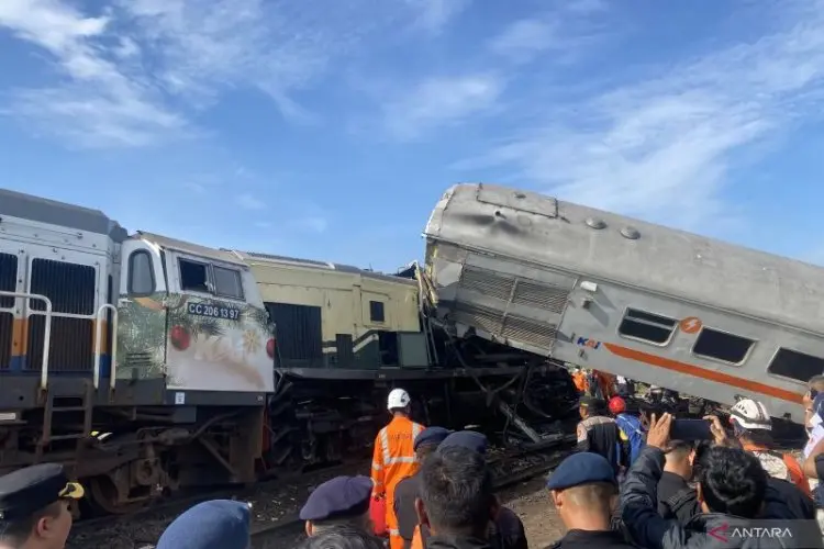 Kereta Api Turangga Adu Banteng dengan Kereta Lokal di Stasiun Cicalengka