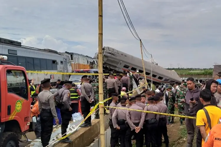 Menko PMK Muhadjir Effendy Tinjauan Langsung Lokasi Kecelakaan KA di Cicalengka
