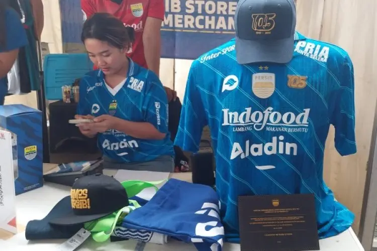 Persib Bandung Munculkan Jersey Berlogo 105