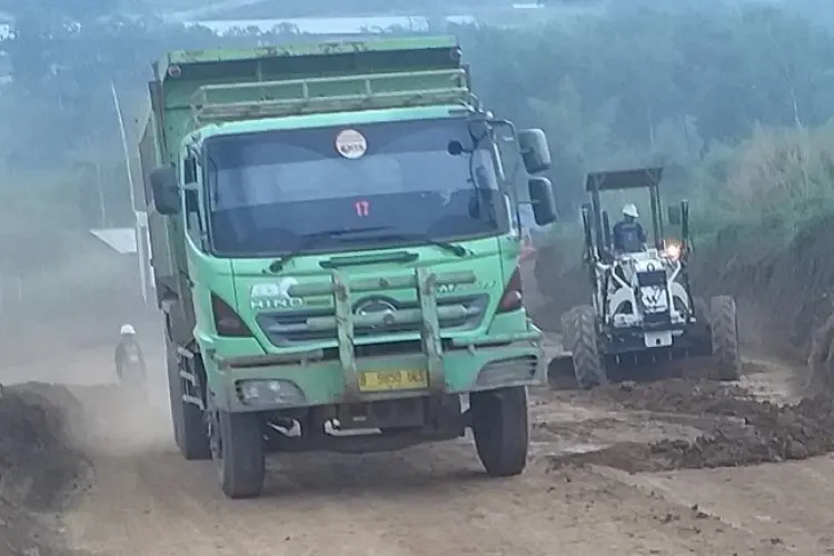 Truk Tambang Over Load Hancurkan Jalan, Pemprov Jabar Siapkan Sanksi Tegas