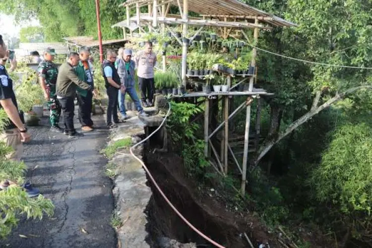 Antisipasi Bahaya Longsor di Jalan Sersan Bajuri, Arsan Latif Nekat Hentikan Bus dan Truk Besar