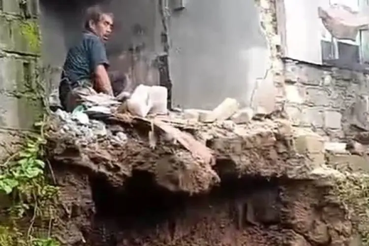 Dipicu Hujan Deras, Sebuah Rumah di Cisarua Ambruk