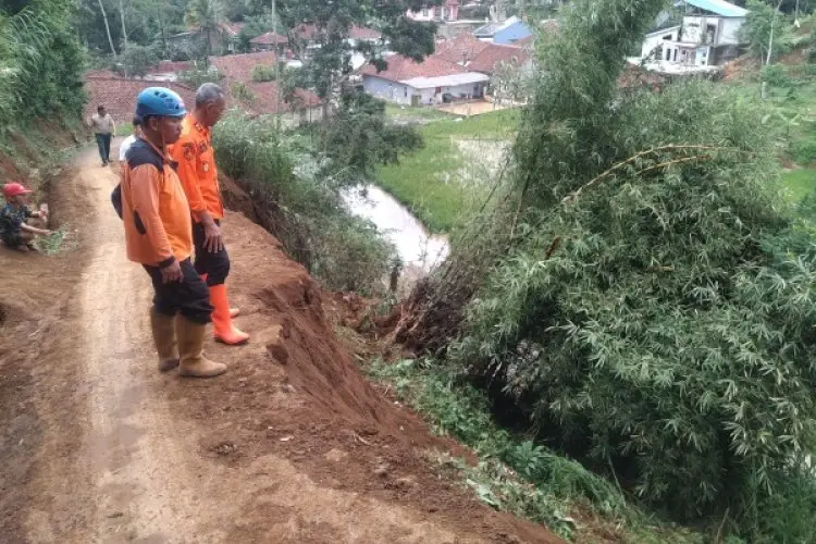 Dikepung Bencana, Enam Desa di Cikalongwetan KBB Diterjang Banjir dan Tanah Longsor 