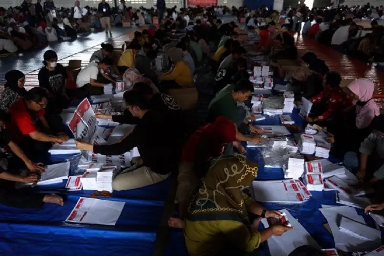 FOTO: Penyortiran dan Pelipatan Surat Suara KPU Kota Bandung