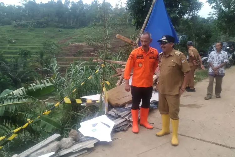 Tanggap Darurat Bencana, Arsan Latif Intruksikan Kecamatan dan OPD Tangani Bencana Banjir dan Longsor di Cikalongwetan 