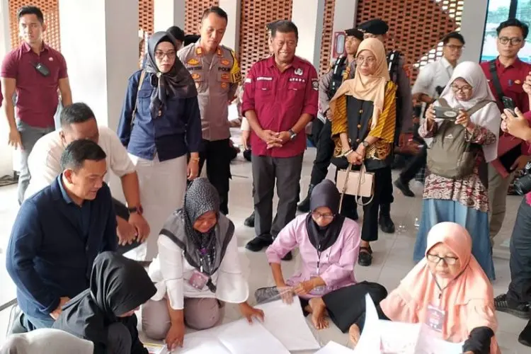 KPU Majalengka Kerahkan 500 Pekerja Sortir Lipat Surat Suara