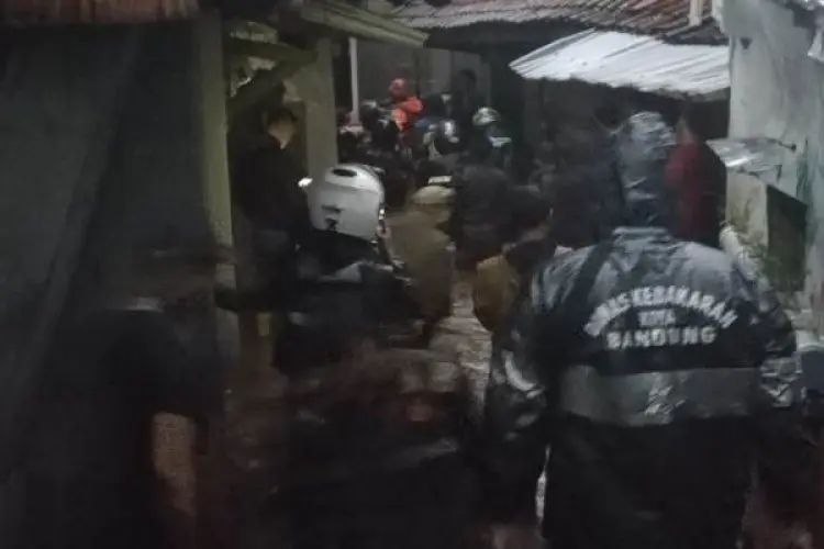 Tanggul Jebol, Warga Gang Apandi Braga Kebanjiran