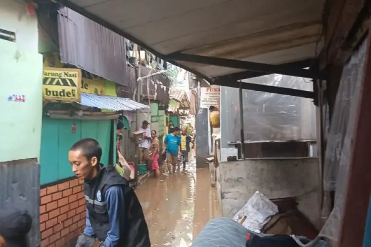 Tinjau Banjir di Kampung Braga, Pj Wali Kota Bandung Ingatkan Hal ini