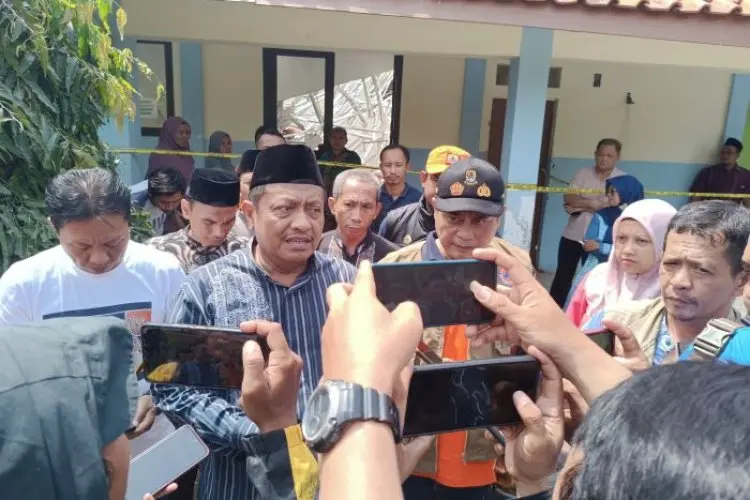 Atap Baja Ringan  SMP 2 Greged Cirebon Ambruk, Kadisdik Diminta Bertanggung Jawab
