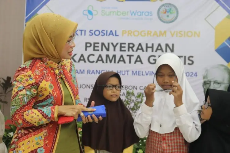 Pemkab Cirebon dan Lions Club, Bagikan Kacamata Gratis untuk Pelajar