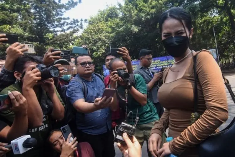 Terancam Dijemput Paksa, Tersangka Bintang Film Porno Siskaee Melawan
