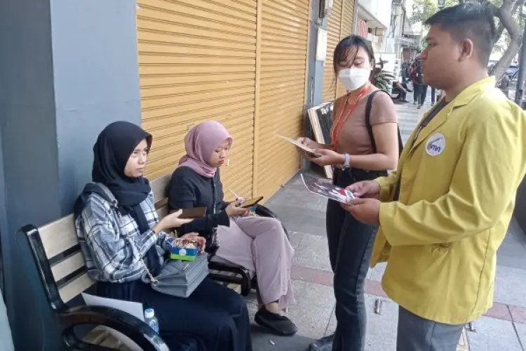 Aliansi Aktivis Jabar Bagikan Brosur Ajakan Pemilu Damai