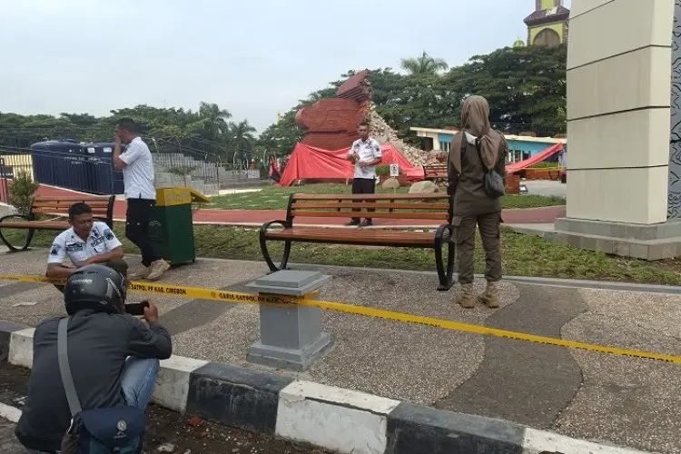 Gapura Ambruk Lagi, Alun-Alun Taman Pataraksa Ditutup Sementara.