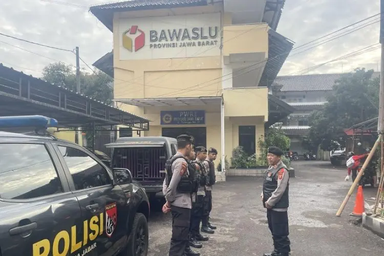 Pemilu Semakin Dekat, Polisi Lakukan Patroli ke Bawaslu Jabar