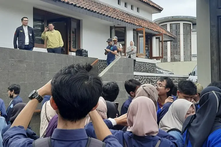 Geruduk Sekretariat TKD Prabowo-Gibran Jabar, Ribuan Mahasiswa Disambut Ridwan Kamil
