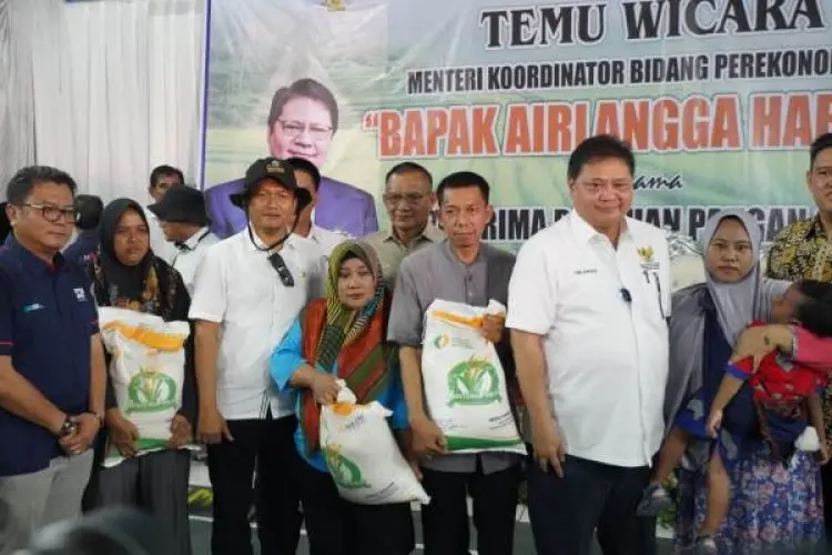 Pos Indonesia Distribusikan Beras Bantuan Pangan CBP di Indramayu