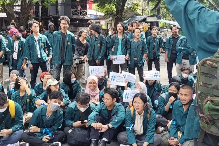 Ratusan Mahasiswa ITB Lakukan Demo, Kecam Pembayaran Kuliah Lewat Pinjol