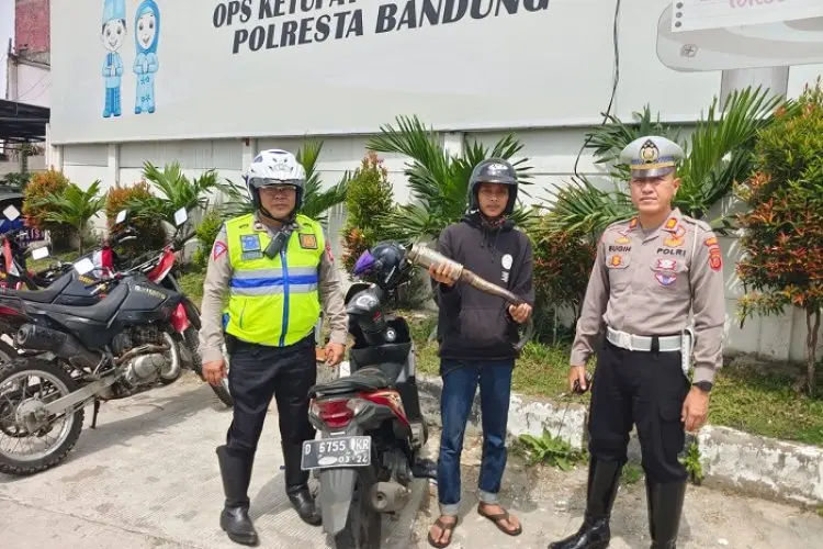 Satlantas Polresta Bandung Tindak Pemilik Motor dengan  Knalpot Tidak Sesuai Spesifikasi Teknis