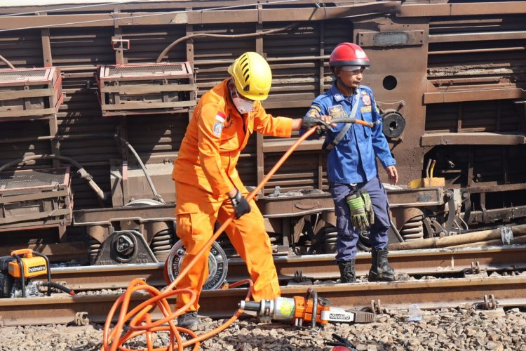 Tim Rescue Basarnas Bentuk Dua Tim Evakuasi Korban Tabrakan KA di Cicalengka Bandung