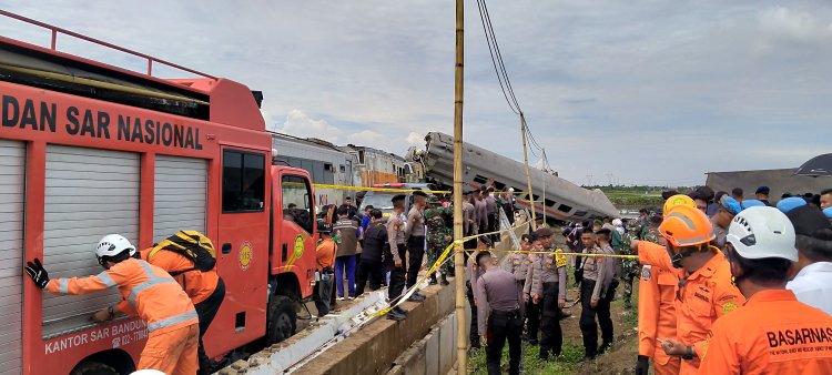 Tabrakan Kereta Api Cicalengka Bandung, Jeritan Penumpang dan Suara Dentuman Keras Bikin Warga Terkejut 