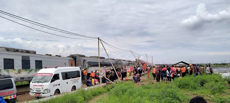 Tabrakan Kereta Api Cicalengka Bandung, Satu Korban Meninggal Dunia Masih Terjepit di Bangkai Kereta Api