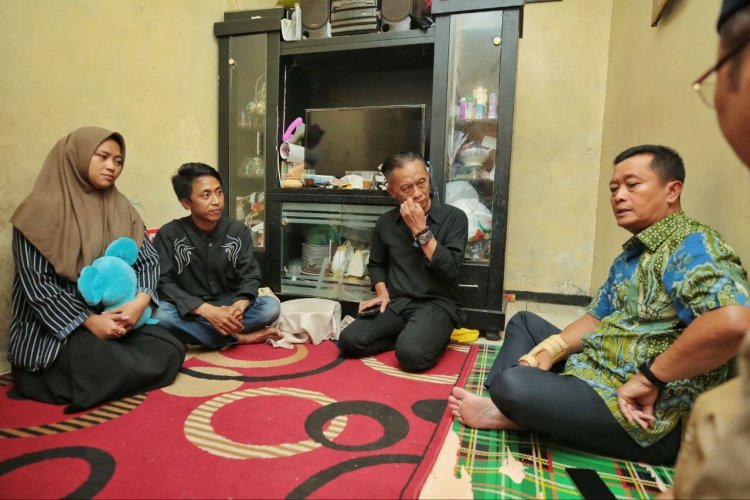 Sekda Kota Bandung Takziah ke Keluarga Korban Hanyut di Baladewa Bandung