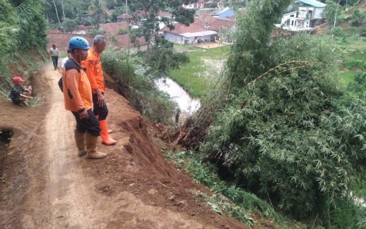 Dikepung Bencana, Enam Desa di Cikalongwetan KBB Diterjang Banjir dan Tanah Longsor 