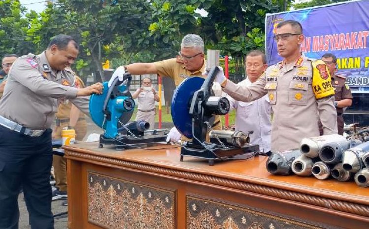 Belasan Ribu Knalpot Bising, Dimusnahkan Polisi di Bandung
