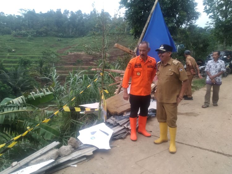 Tanggap Darurat Bencana, Arsan Latif Intruksikan Kecamatan dan OPD Tangani Bencana Banjir dan Longsor di Cikalongwetan 