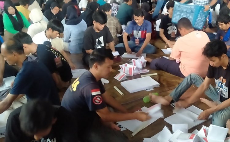 Ribuan Pekerja Lipat Kertas Surat Suara Pemilu 2024 di Gudang KPU Kabupaten Bandung