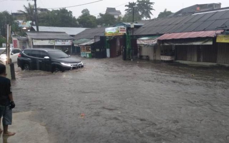 Tak Hanya Lumpuhkan Akses Jalan, Banjir Terjang Kios Pasar Tanimulya KBB