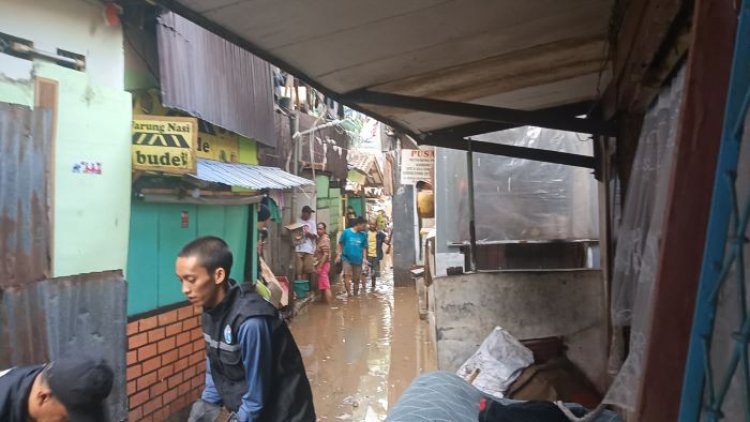 Tinjau Banjir di Kampung Braga, Pj Wali Kota Bandung Ingatkan Hal ini