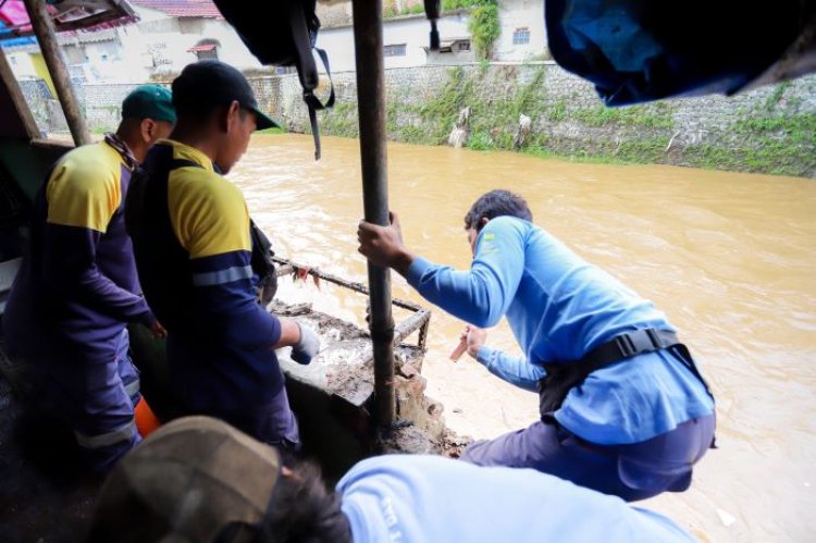 Gerak Cepat, Pemkot Bandung Perbaiki Tanggul Jebol Sungai Cikapundung