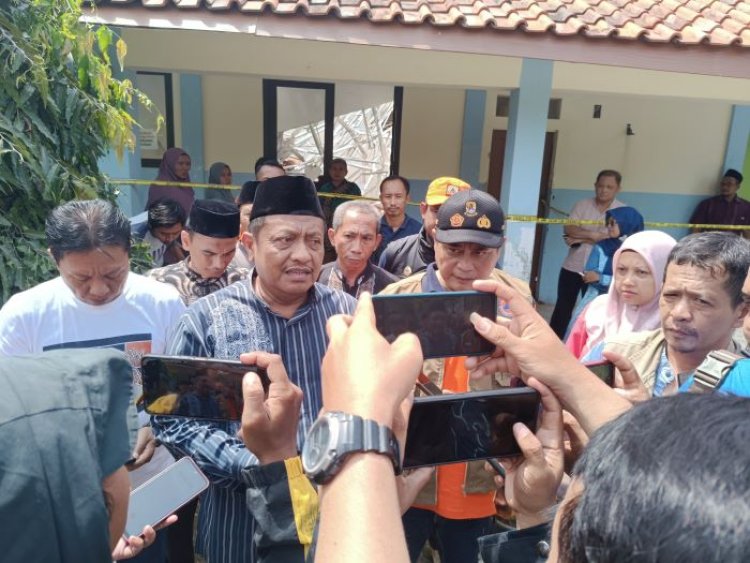 Atap Baja Ringan  SMP 2 Greged Cirebon Ambruk, Kadisdik Diminta Bertanggung Jawab