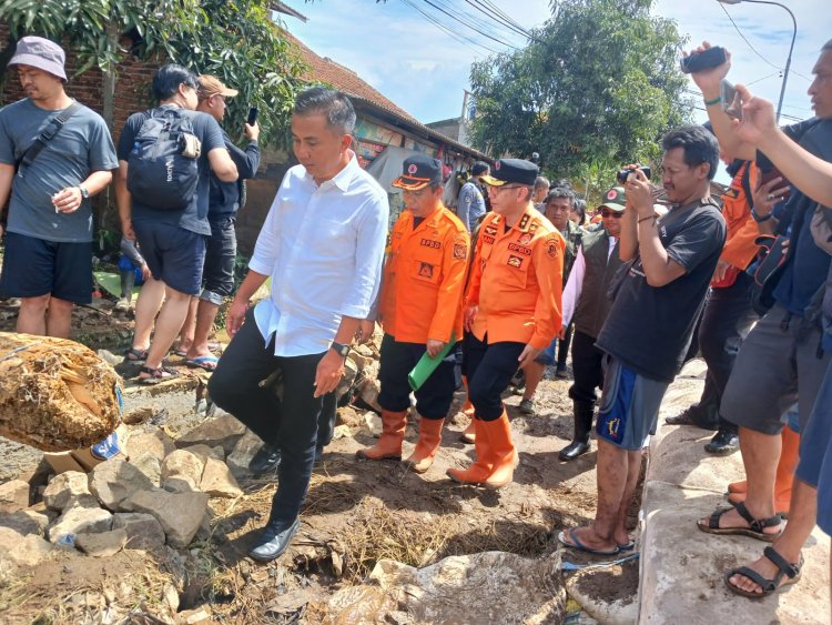 PJ Gubernur Jabar Tinjau Lokasi Banjir akibat Tanggul Jebol di Dayeuhkolot
