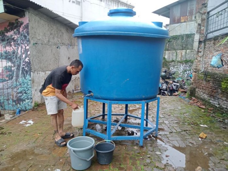 PDAM Tirtawening Kota Bandung Terus Hadir Berikan Bantuan Air Bersih Warga Terdampak Banjir Braga