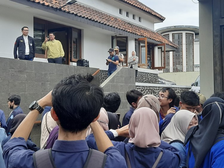 Geruduk Sekretariat TKD Prabowo-Gibran Jabar, Ribuan Mahasiswa Disambut Ridwan Kamil