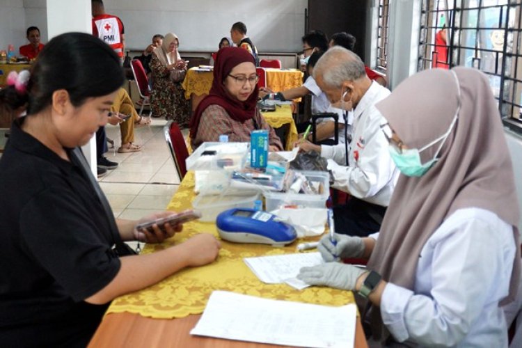 FOTO: Stok Darah Menipis, PMI Kota Bandung Gelar Donor Darah di Kecamatan