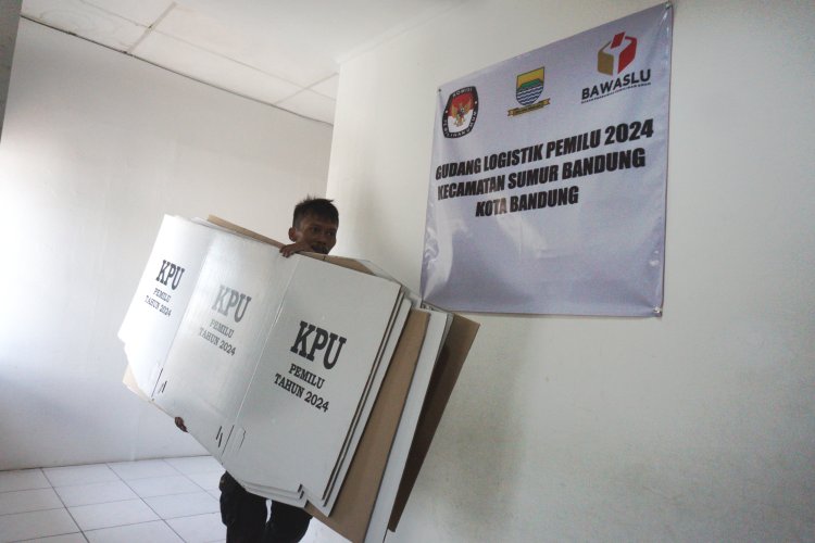 FOTO: Distribusi Bilik Suara Pemilu 2024 di Kota Bandung