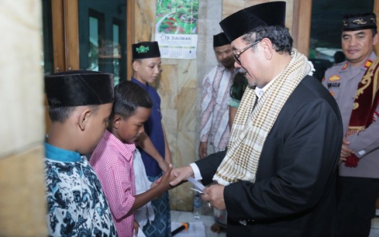 Berikan Bantuan untuk Anak Yatim dan Guru Ngaji di Kabupaten Cirebon, Bupati Imron Titip Pengawasan Anak
