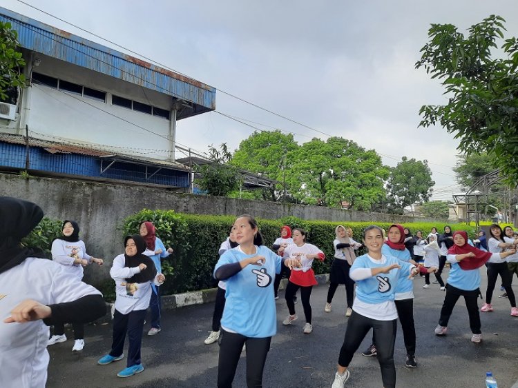 Lincahnya Emak-emak di Senam Sehat Relawan Generasi Merah Putih Prabowo-Gibran Bandung