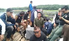 Fasilitasi Warga Kampung Cijuhung Salurkan Hak Suaranya, PPK Cipeundeuy dan PPS Margaluyu Rela Terobos Rimbunnya Gulma Air 