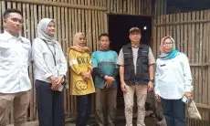 Ringankan Beban Sukiman, Dinsos KBB Berikan 10 Ekor Ayam untuk Dipelihara