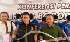 Terciduk Bawa Sajam, Dua Pemuda Bertato Dihadiahi Timah Panas Setelah Nekat Melawan Polisi