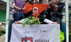 Pendaki Semelekete Bagikan Syal dan Tanam Pohon di Gunung Ciremai