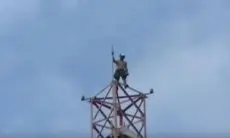 Diduga ODGJ Pria Di Bandung Nekat Naik Tower Setinggi 20 Meter