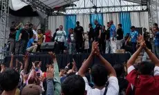 Usai Kalahkan PSIS Semarang, Umuh Muchtar Nyawer dan Skuad Persib Joget Dangdutan 