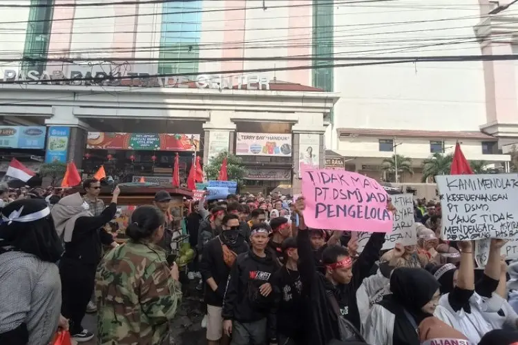 Para Pedagang Pasar Baru, Gelar Unjuk Rasa
